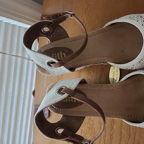 Lace ankle buckle sandals - Picture 4 of 5